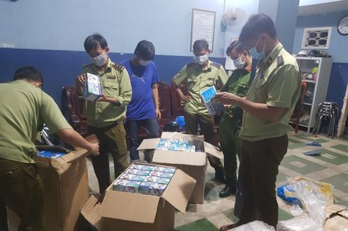 An Giang: Phát hiện gần 75.000 chiếc khẩu trang có dấu hiệu vi phạm