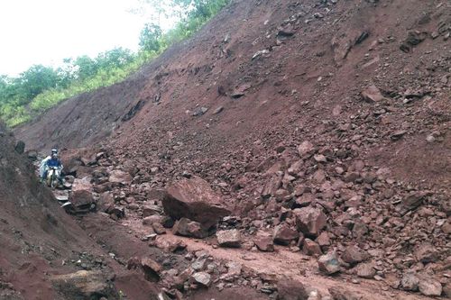 Mưa lớn gây sụt, sạt nhiều điểm trên quốc lộ 4H