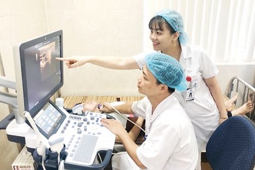 Nữ bác sĩ tận tâm với nghề