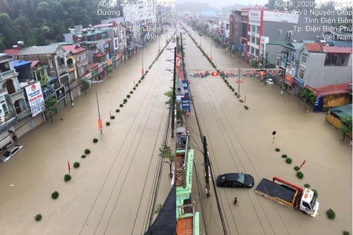 Mưa như trút từ đêm tới sáng, TP Điện Biên Phủ mênh mông nước