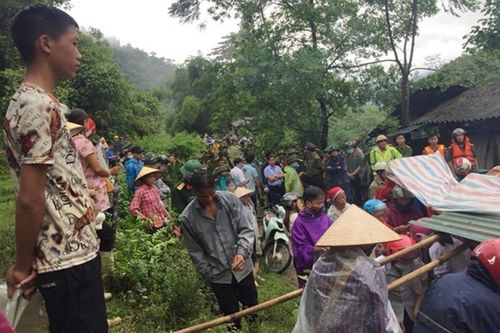 Sạt lở đất đá vùi lấp 2 vợ chồng ở Lào Cai