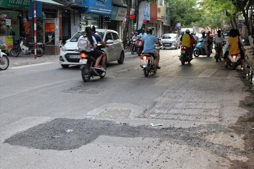 Khắc phục sớm tuyến phố bị xuống cấp