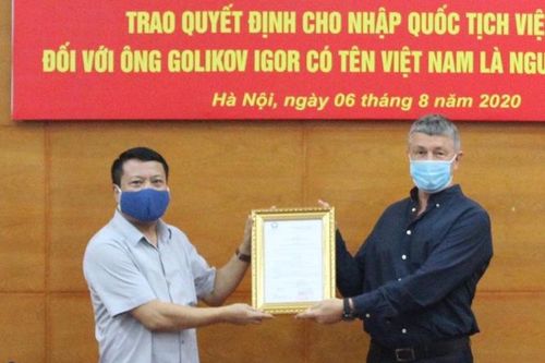 Trao quyết định cho nhập quốc tịch Việt Nam đối với người đến từ Liên bang Nga