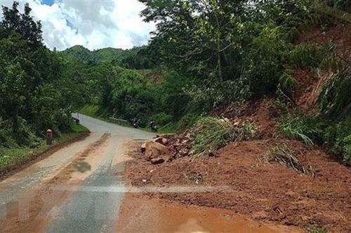 Mưa lũ, sạt lở đất làm 2 người chết, thiệt hại nhiều tài sản