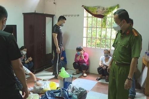 Thuê nhà nghỉ đánh bạc giữa lúc dịch bệnh căng thẳng