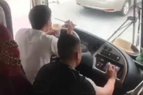 Vừa lái xe vừa ăn mì tôm, tài xế bị tước bằng 2 tháng