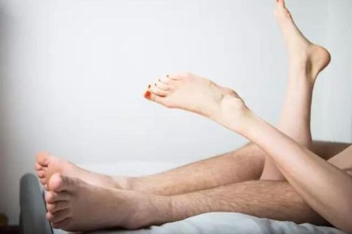 Bị cấm gặp bạn tình tại nhà riêng ở Anh vì lo Covid-19