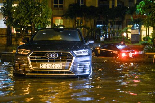 Porsche, Audi nằm cả đêm trên đường chờ cứu hộ sau mưa lớn
