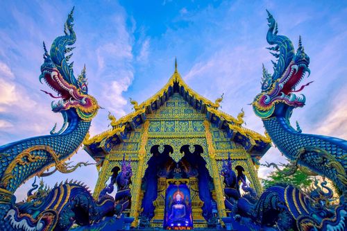 Ngôi chùa dát vàng phủ màu xanh từ trong ra ngoài