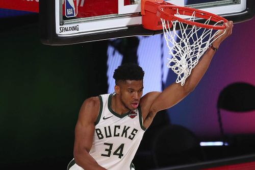Antetokounmpo vượt 4 cầu thủ trong 2 giây để úp rổ