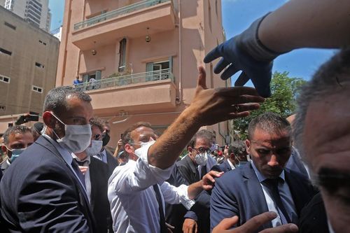 Tổng thống Pháp giữa vòng vây bảo vệ tại hiện trường vụ nổ Beirut