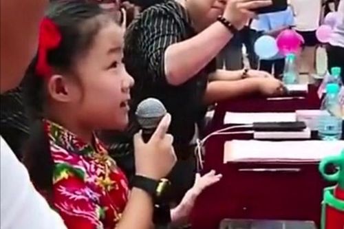 Bé gái 8 tuổi làm giám khảo cuộc thi hát của người lớn