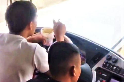 Tài xế ôtô giường nằm vừa ăn mỳ tôm vừa lái xe