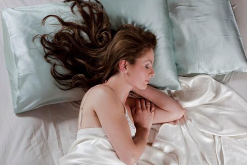 Ngủ bằng gối lụa có tốt cho da và tóc?