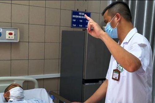 Uống rượu trôi nổi, nhiều bệnh nhân ngộ độc nặng