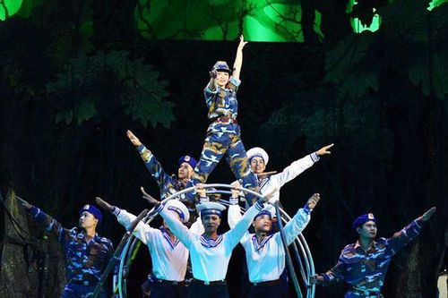 Các nghệ sĩ xiếc với chương trình 'Biển đảo là quê hương'