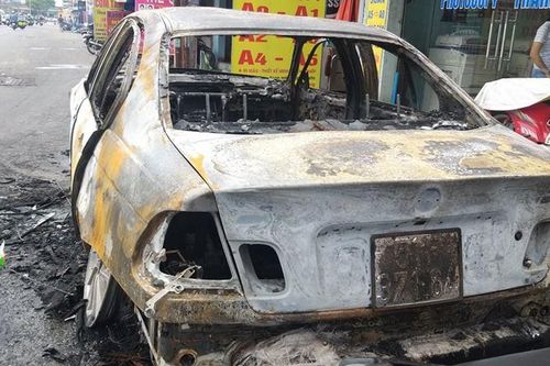 'Xế hộp' BMW bốc cháy trơ khung trên quốc lộ