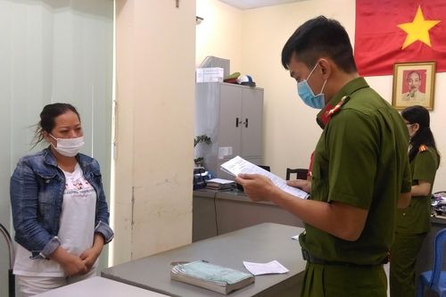 Bắt giam 4 bị can trong đường dây sản xuất găng tay y tế giả