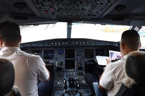 Vietnam Airlines dự kiến lỗ 15.000 tỷ đồng: Lương tiếp viên, phi công thế nào?