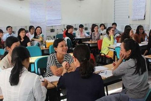 Đầu tư ngân sách thích đáng cho bồi dưỡng giáo viên