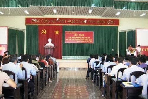 Tây Ninh: Dự phòng 256 bộ bảo hộ và 15.000 khẩu trang y tế cho cán bộ coi thi