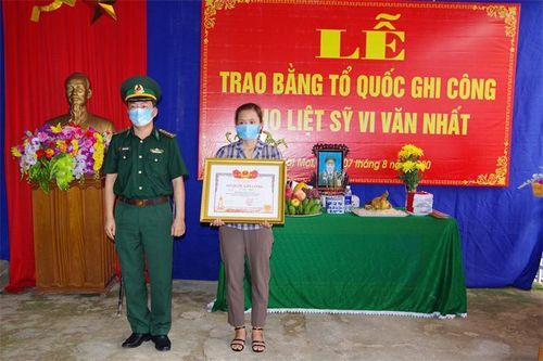 Trao bằng Tổ quốc ghi công cho Liệt sĩ Vi Văn Nhất và Liệt sĩ Nguyễn Thành Chủng