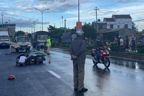 Tin giao thông sáng 7/8: 2 cái chết liên quan ô tô container, xe khách tông vào nhà dân