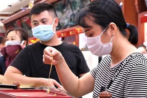 Người dân xếp hàng mua bán vàng