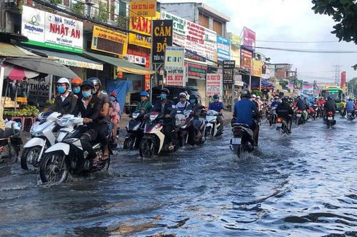 Dân Sài Gòn bì bõm đi làm sau đêm mưa to chưa từng có trong lịch sử