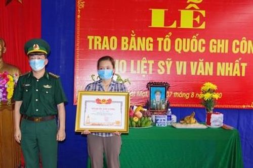 Trao bằng Tổ quốc ghi công cho chiến sỹ hy sinh khi ngăn chặn tội phạm ma túy ở biên giới