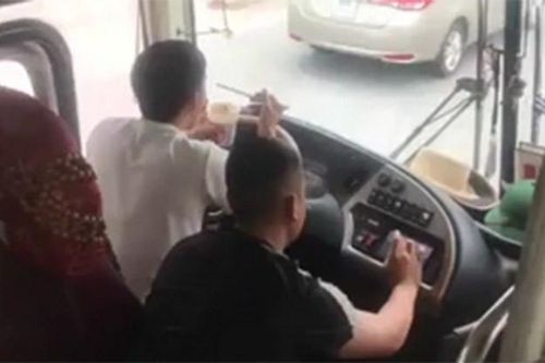 Bị tước bằng 2 tháng khi vừa lái xe vừa ăn mì tôm