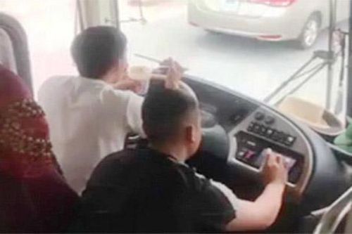 Tài xế ở Nghệ An vừa lái xe vừa ăn mì tôm, bị tước bằng 2 tháng, phạt 1,5 triệu đồng