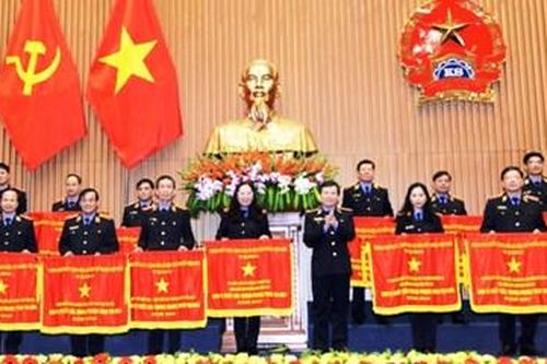 Viện trưởng tặng Bằng khen cho nhiều tập thể, cá nhân có thành tích xuất sắc