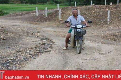 Đường thôn 'hết đát', người dân xóm núi Hà Tĩnh cơ khổ!