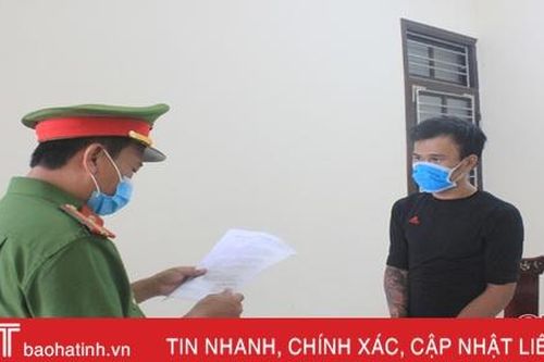 'Thủ' ma túy trong bao thuốc lá để... dùng dần