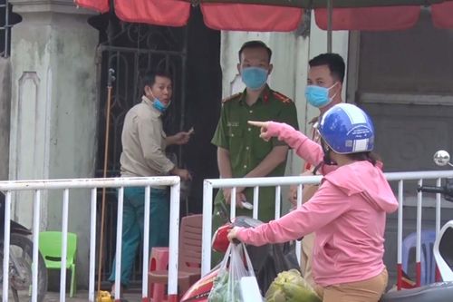 Tạm đình chỉ công tác quyền Chủ tịch phường vì lơ là chống dịch