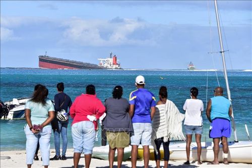 Tàu chở hàng của Nhật Bản tràn dầu sau nhiều ngày mắc kẹt ở Mauritius