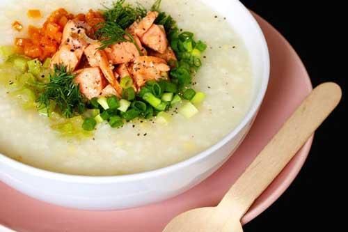 Cháo cá hồi bí đỏ giàu dinh dưỡng giúp bé ăn thun thút, 'lớn nhanh như thổi'