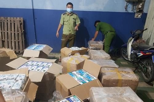An Giang: Tạm giữ gần 75.000 chiếc khẩu trang và gần 1 tấn quần áo đã qua sử dụng