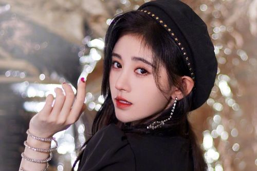 Cúc Tịnh Y bị chỉ trích mắc bệnh ngôi sao khi đuổi hết người trong thang máy để một mình độc chiếm