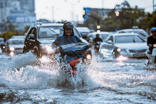Kinh nghiệm 'sống còn' khi đi xe gặp trời mưa, đường ngập nước ai cũng cần biết