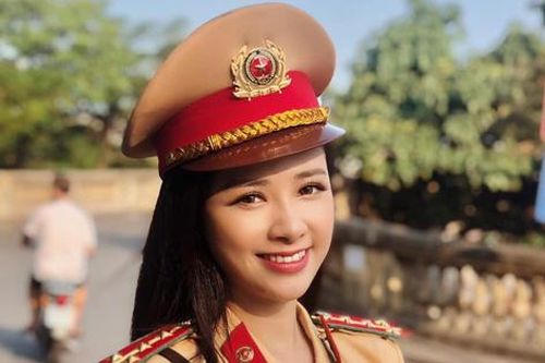 Dương Hoàng Yến trải nghiệm làm cảnh sát giao thông