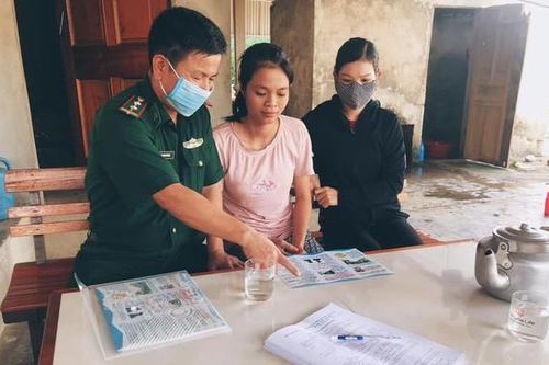 Bộ đội biên phòng Cửa khẩu Cầu Treo đến từng hộ gia đình tuyên truyền phòng chống dịch