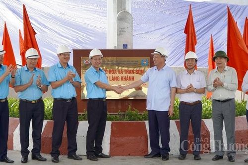 Công ty Tuyển than Hòn Gai gắn biển công trình Bến hàng hóa và than bùn cảng Làng Khánh