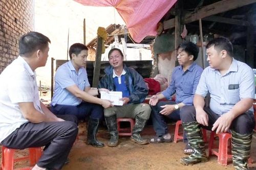 Hỗ trợ, giúp đỡ gia đình nạn nhân tử vong do sạt lở đất tại xã Phìn Ngan