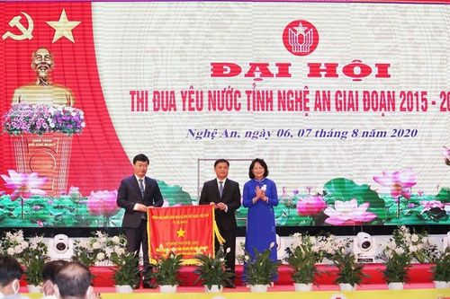 Phó Chủ tịch nước Đặng Thị Ngọc Thịnh dự Đại hội Thi đua yêu nước tỉnh Nghệ An