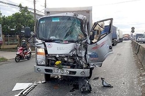 Tông đuôi xe tải dừng đèn đỏ, tài xế thoát chết