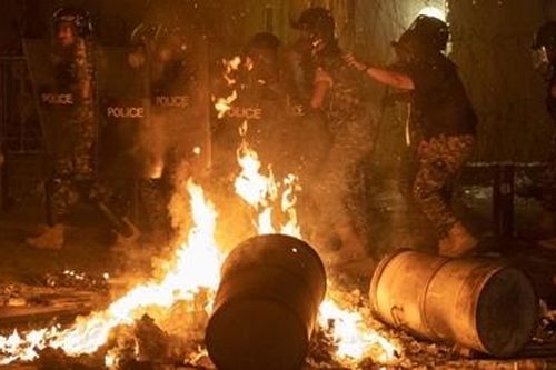 Dân Beirut xuống đường bạo loạn, đốt phá sau thảm kịch nổ kho hóa chất