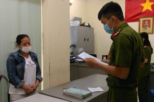 Tạm giam 4 bị can trong đường dây sản xuất, buôn bán găng tay y tế giả