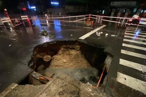 Sau mưa lớn, 'hố tử thần khủng' xuất hiện giữa giao lộ ở Sài Gòn